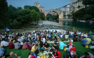 FOTO: AA / Iftar ispod Starog mosta u Mostaru
